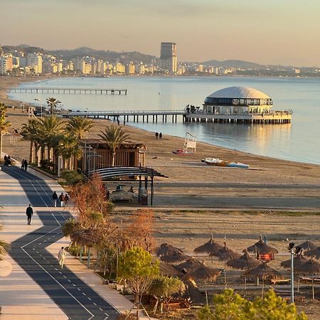 Wave Beachfront Apartments Durres Bagian luar foto