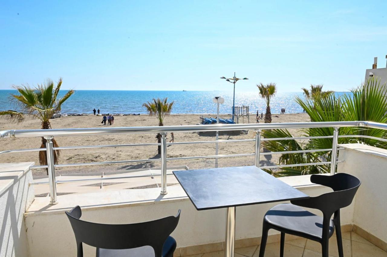 Wave Beachfront Apartments Durres Bagian luar foto