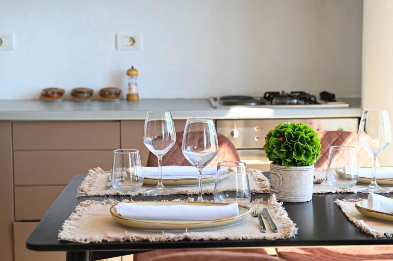 Wave Beachfront Apartments Durres Bagian luar foto