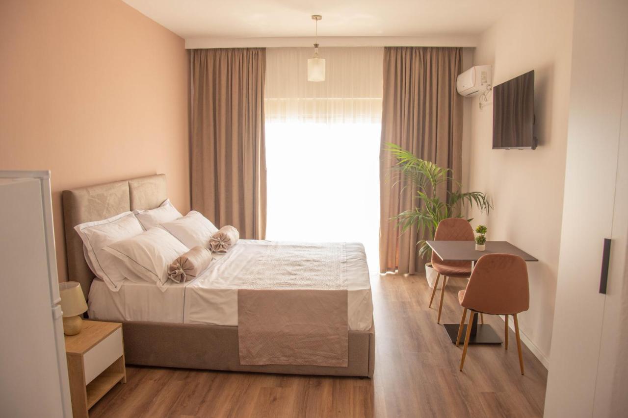 Wave Beachfront Apartments Durres Bagian luar foto