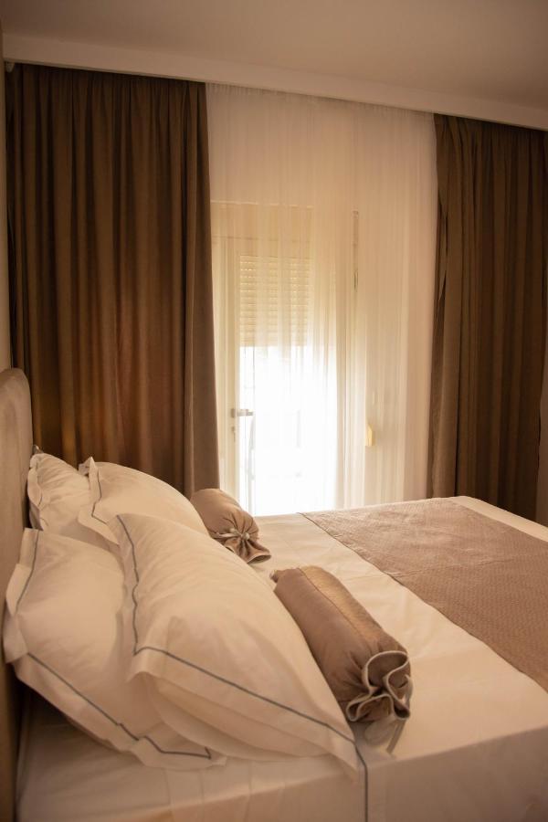 Wave Beachfront Apartments Durres Bagian luar foto