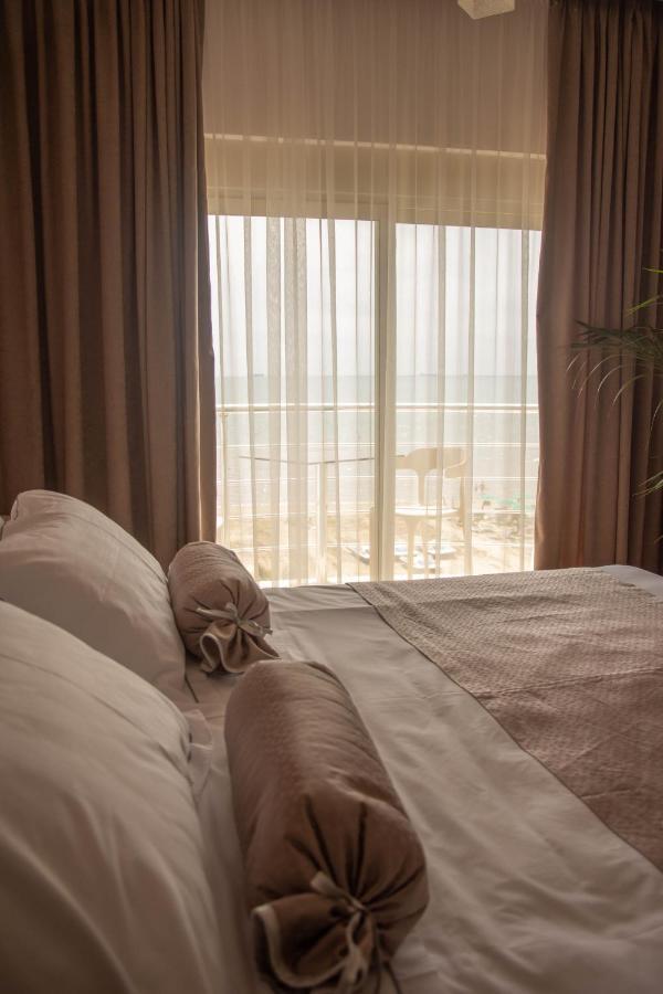 Wave Beachfront Apartments Durres Bagian luar foto