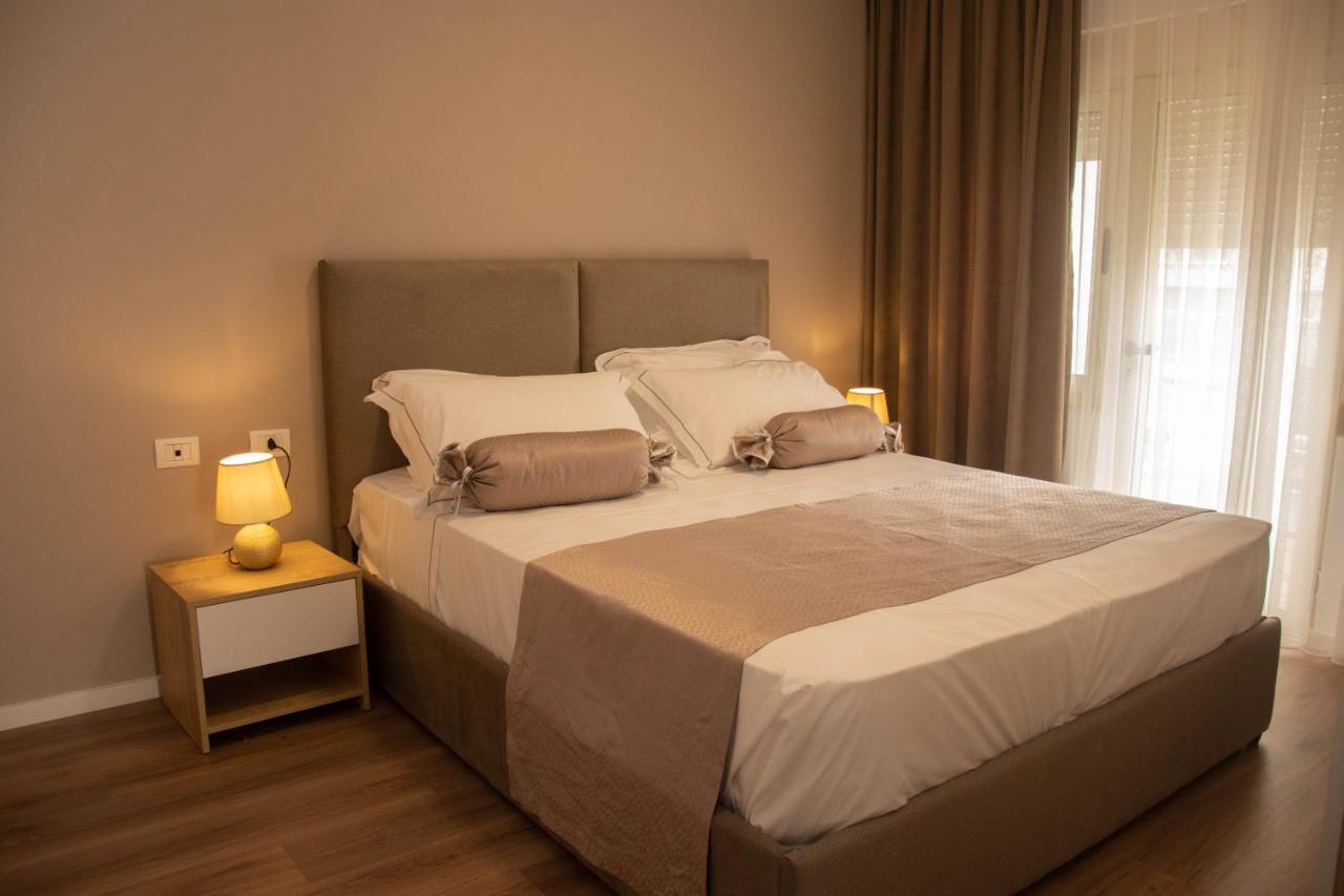 Wave Beachfront Apartments Durres Bagian luar foto