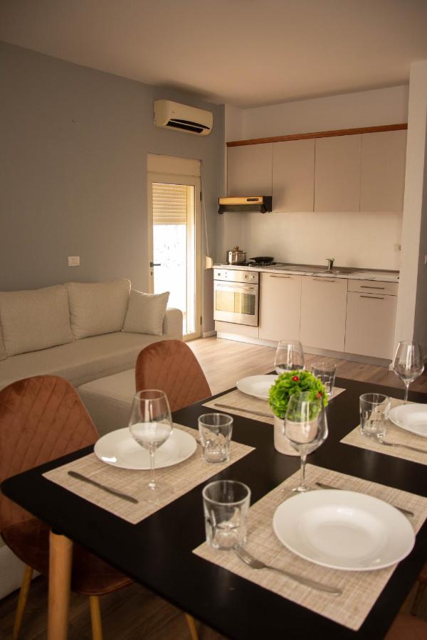 Wave Beachfront Apartments Durres Bagian luar foto