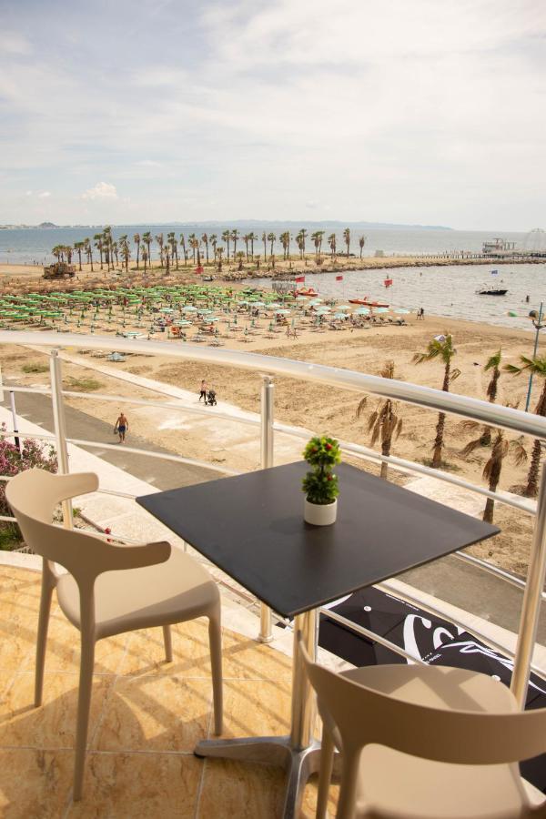 Wave Beachfront Apartments Durres Bagian luar foto