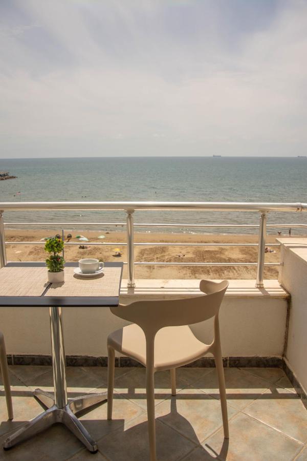Wave Beachfront Apartments Durres Bagian luar foto
