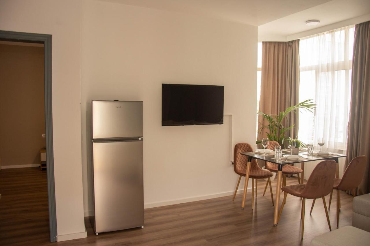 Wave Beachfront Apartments Durres Bagian luar foto