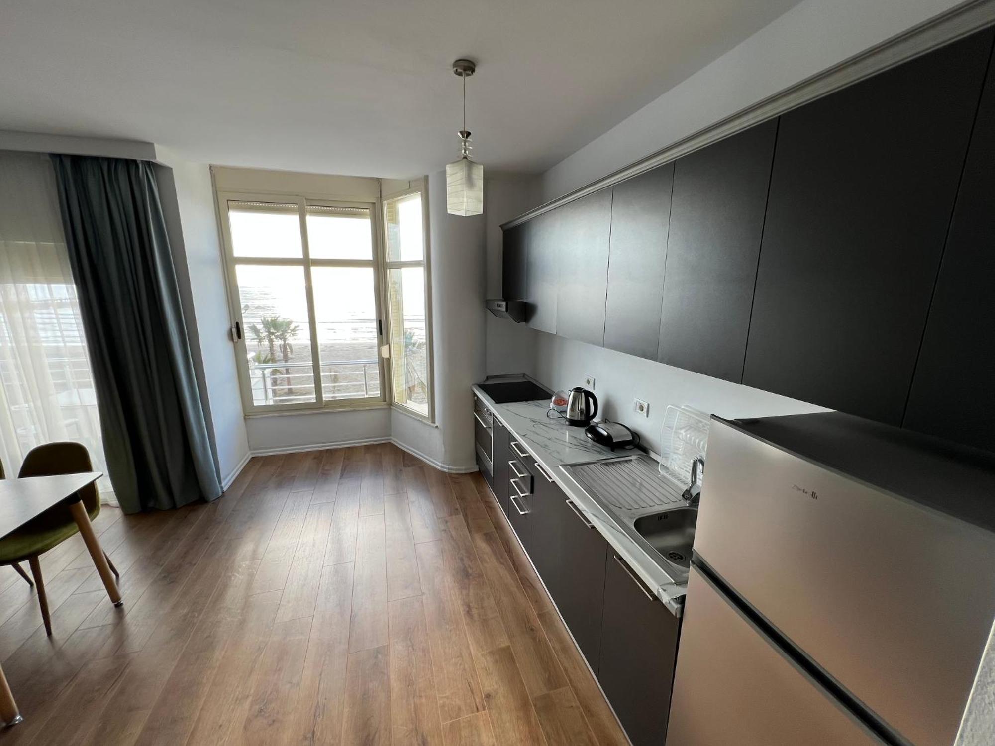 Wave Beachfront Apartments Durres Bagian luar foto