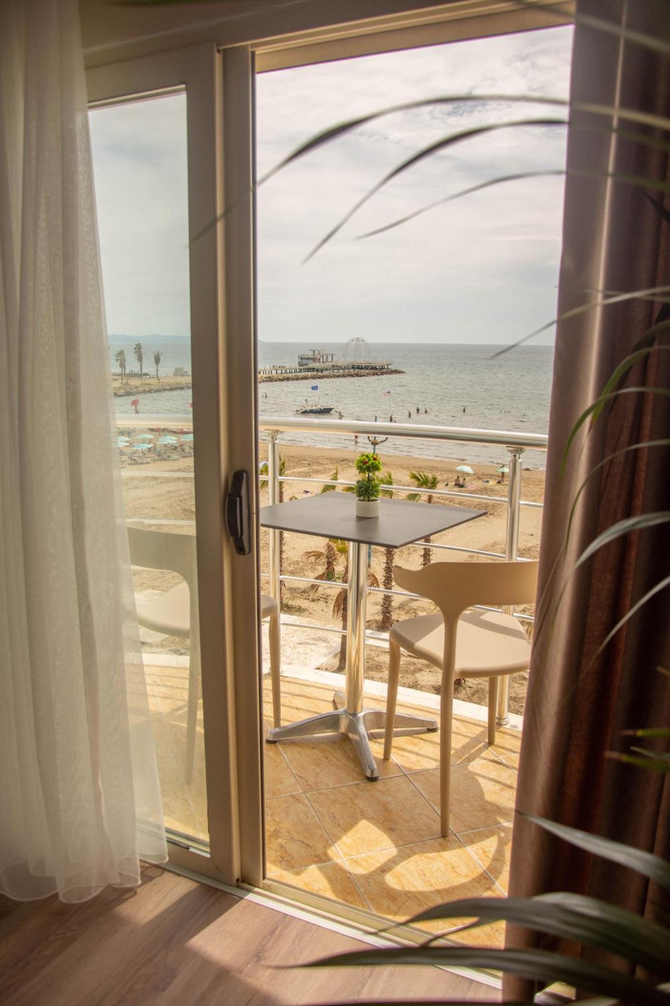 Wave Beachfront Apartments Durres Bagian luar foto