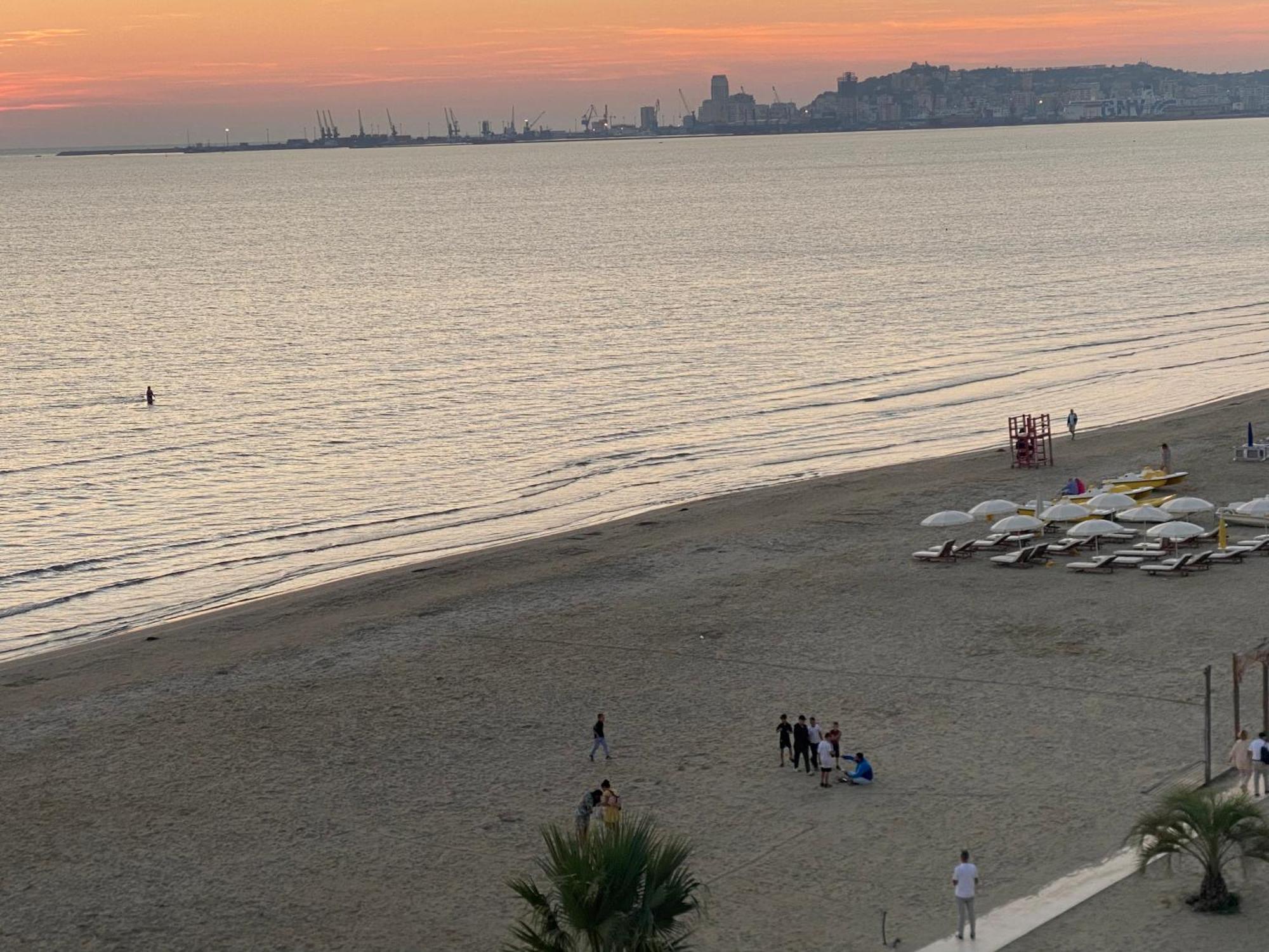 Wave Beachfront Apartments Durres Bagian luar foto