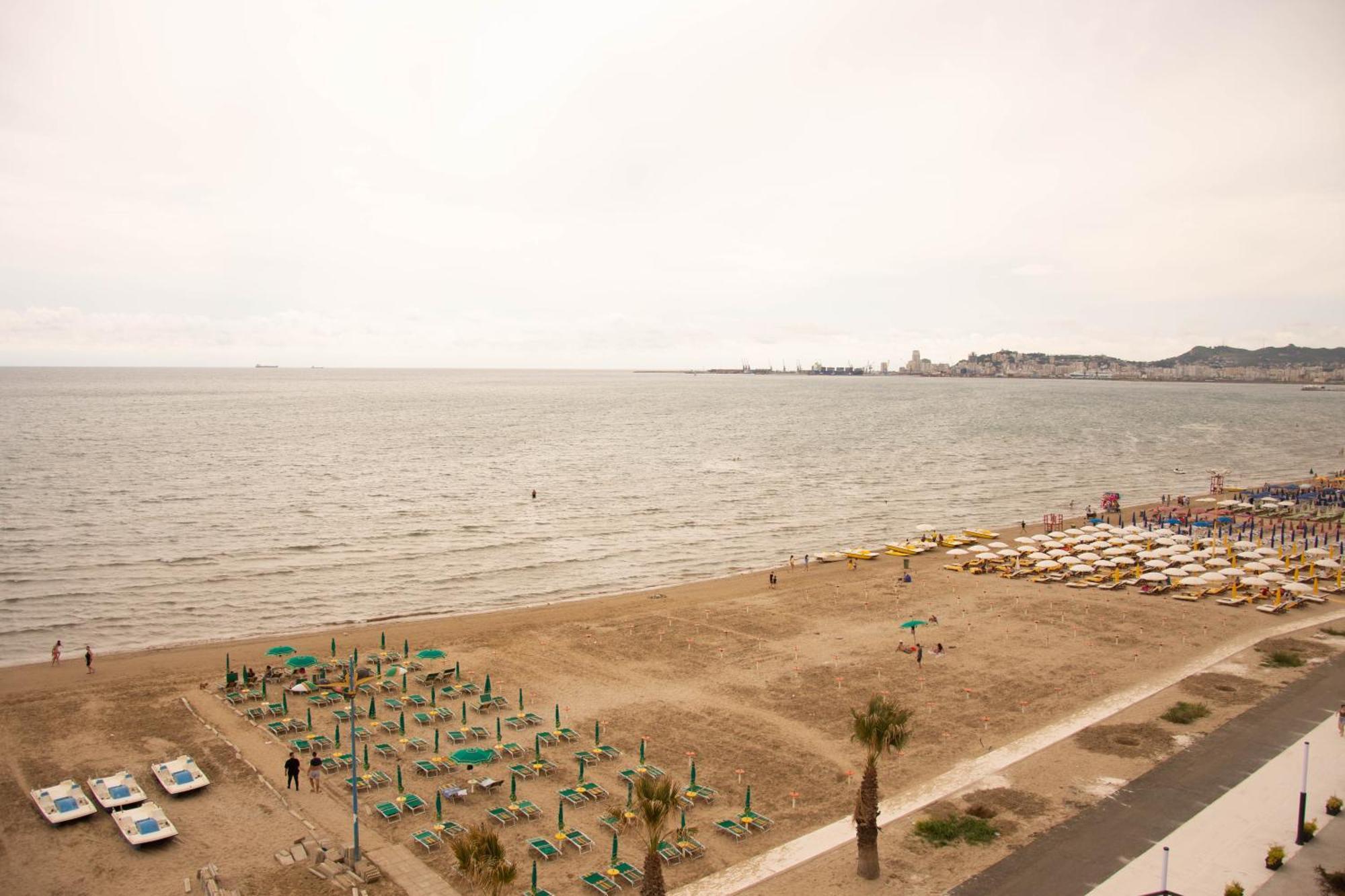 Wave Beachfront Apartments Durres Bagian luar foto