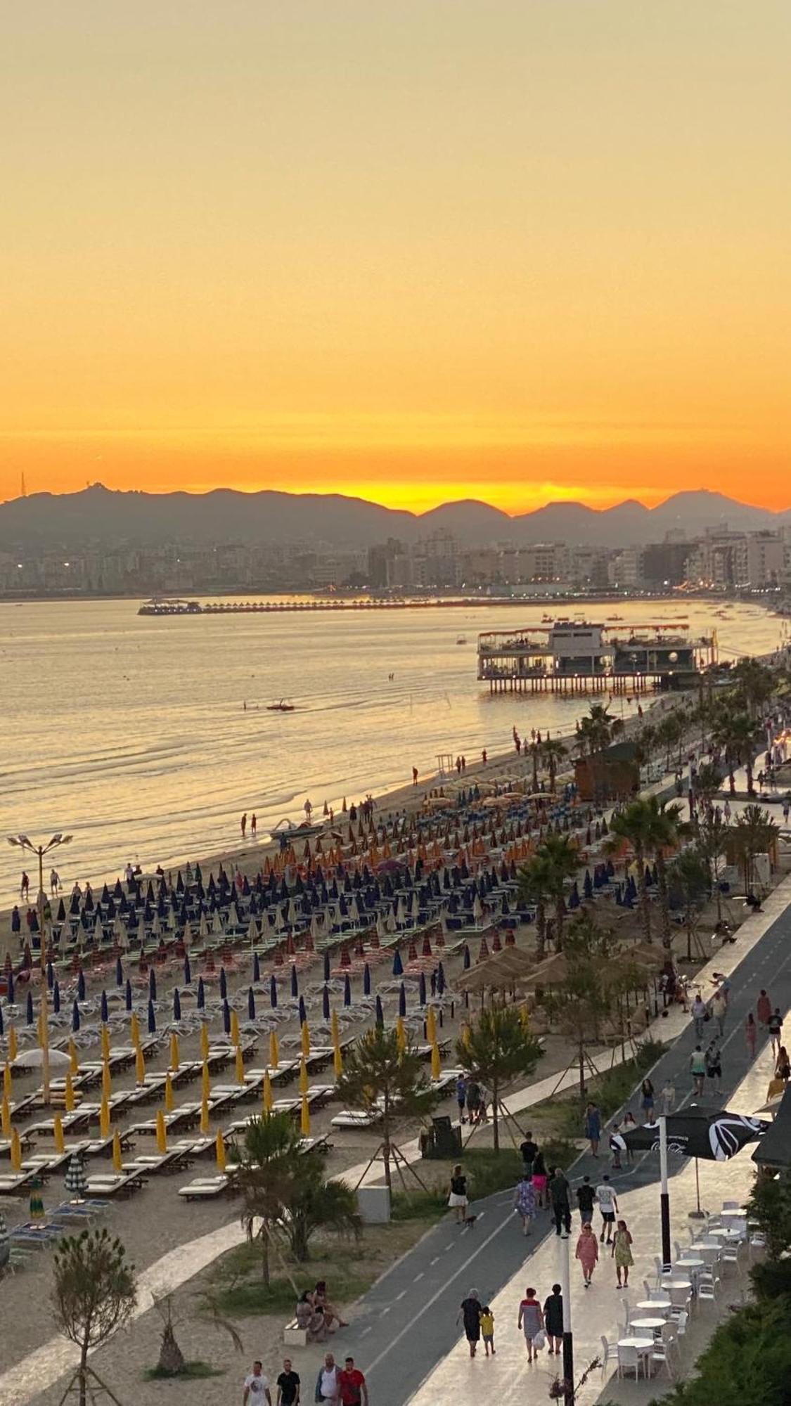 Wave Beachfront Apartments Durres Bagian luar foto