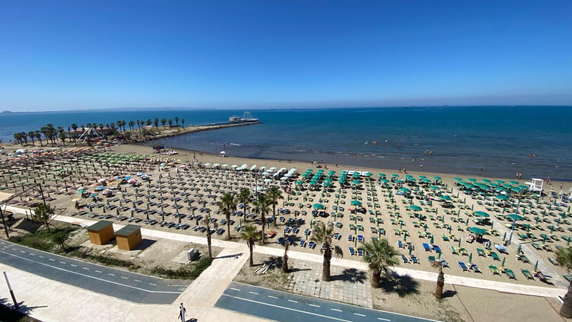 Wave Beachfront Apartments Durres Bagian luar foto