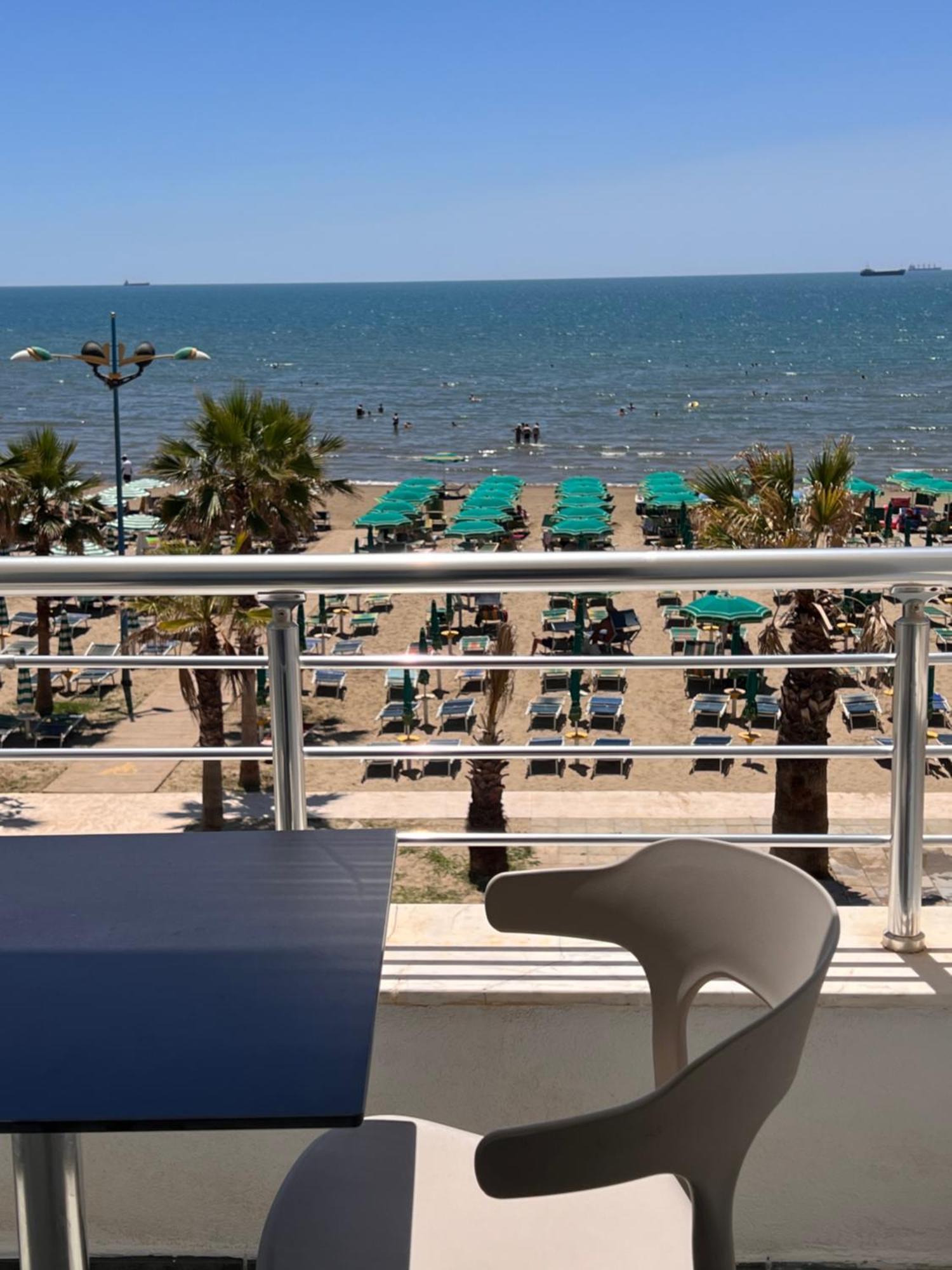 Wave Beachfront Apartments Durres Bagian luar foto