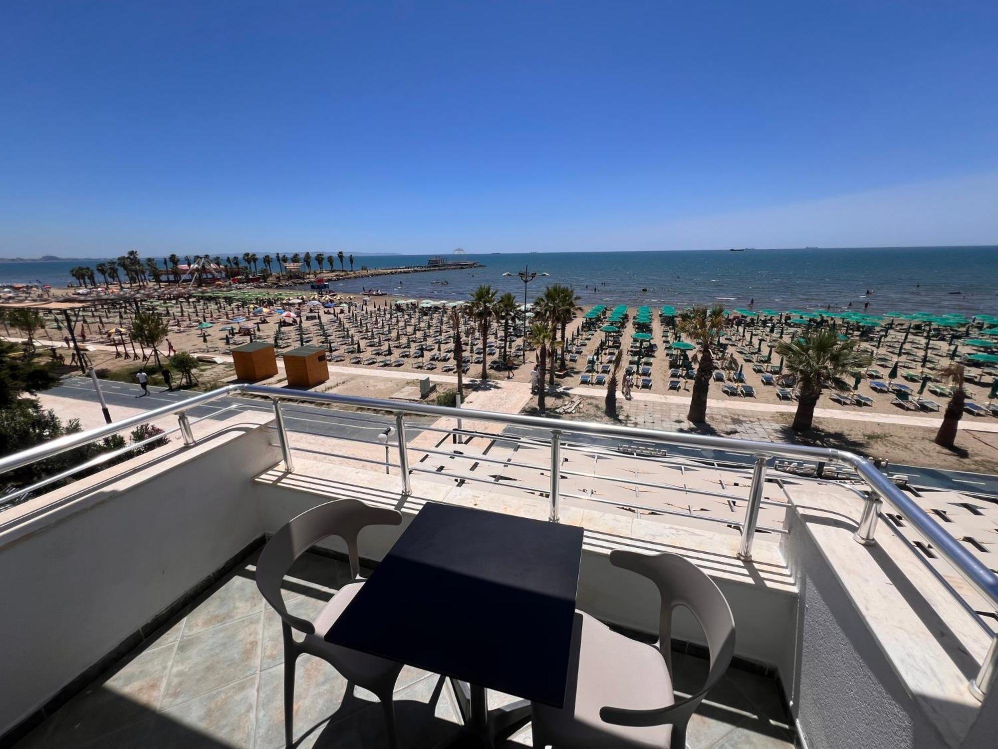 Wave Beachfront Apartments Durres Bagian luar foto