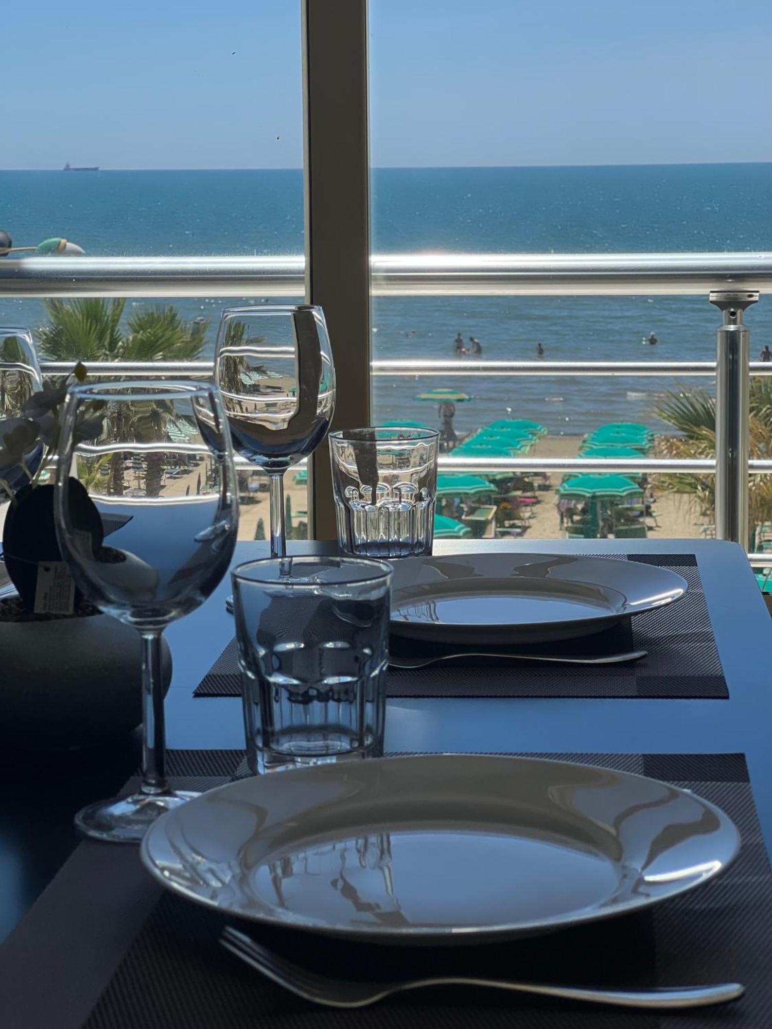 Wave Beachfront Apartments Durres Bagian luar foto