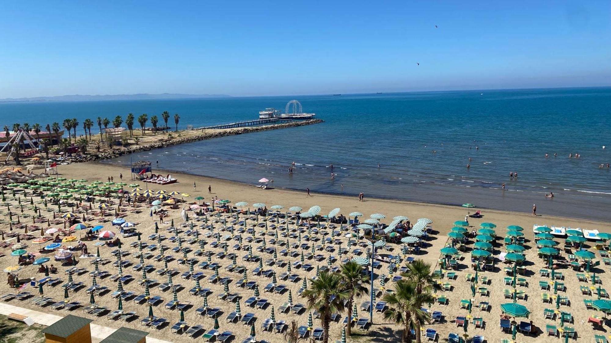 Wave Beachfront Apartments Durres Bagian luar foto