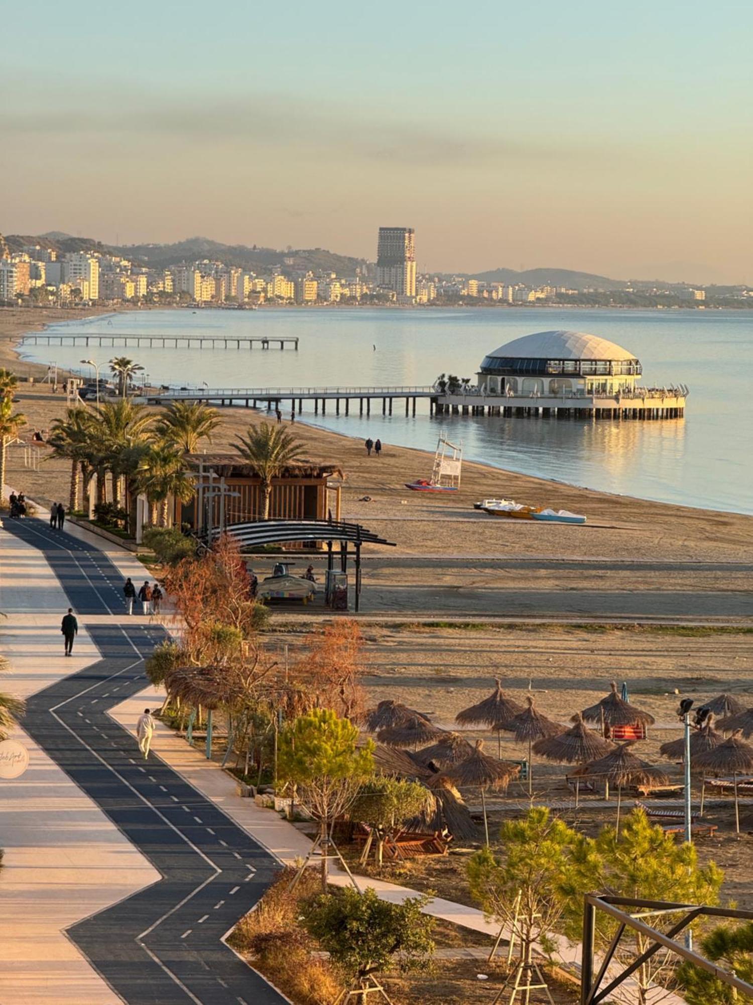 Wave Beachfront Apartments Durres Bagian luar foto